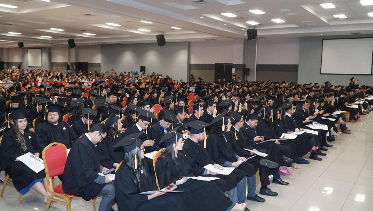 Durante la jornada matutina se entregaron títulos a estudiantes de Administración de Empresas, Contaduría Pública, Economía, Informática Administrativa, Pedagogía, Matemáticas y Química Industrial.