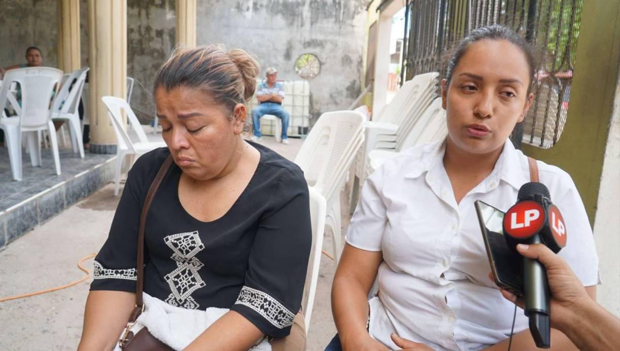 “Después de herir a mi hijo, el policía regresó y fue a rematar a mi esposo donde estaba herido en el suelo, y ya eso es una acción de saña y además no puede andar solo un policía en un patrulla”, denunció Pineda.