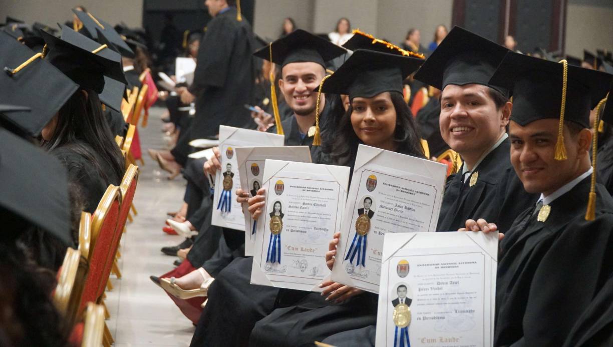 Entre los nuevos profesionales destacan talentosos periodistas de diversos medios de comunicación de la ciudad, uno de ellos es Jairo Martínez, quien ejerce su profesión en LA PRENSA.