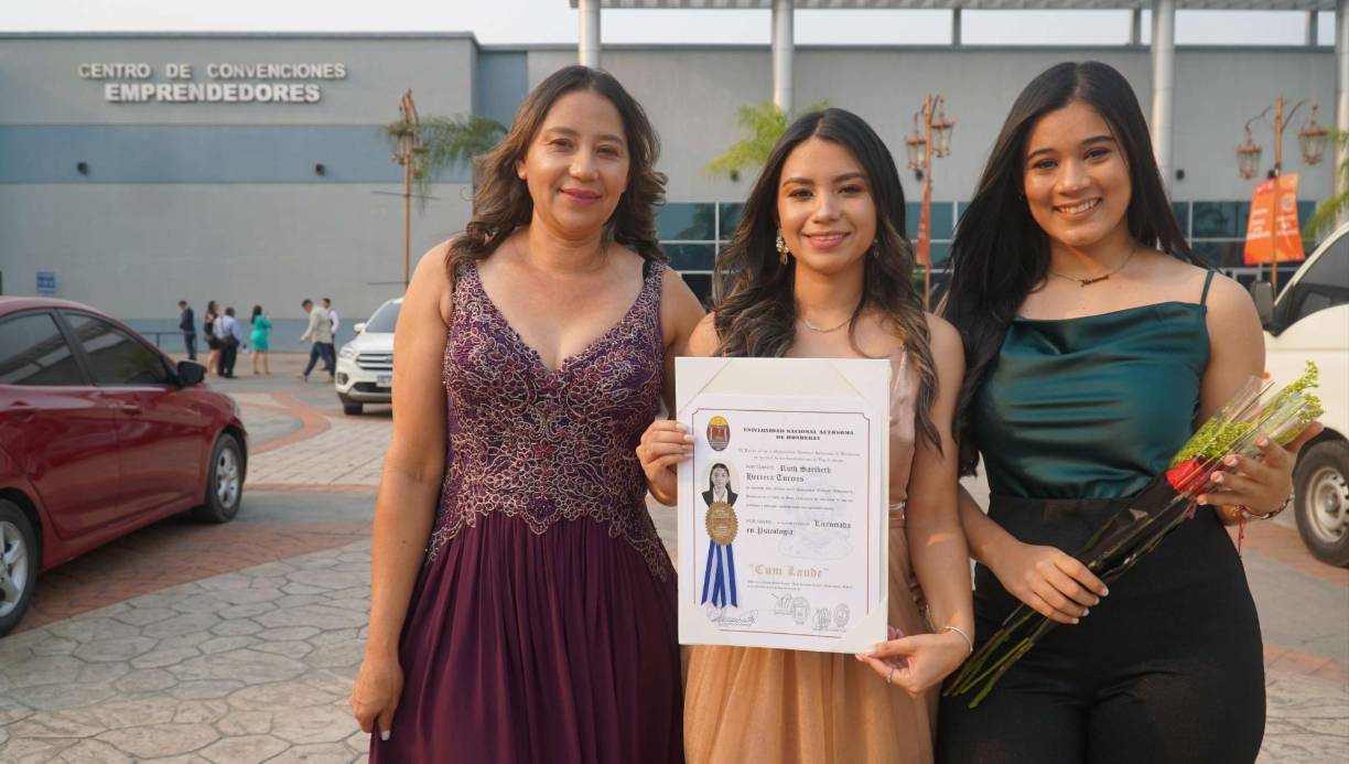 Dulce Turcios, Ruth Herrera y Norma Turcios