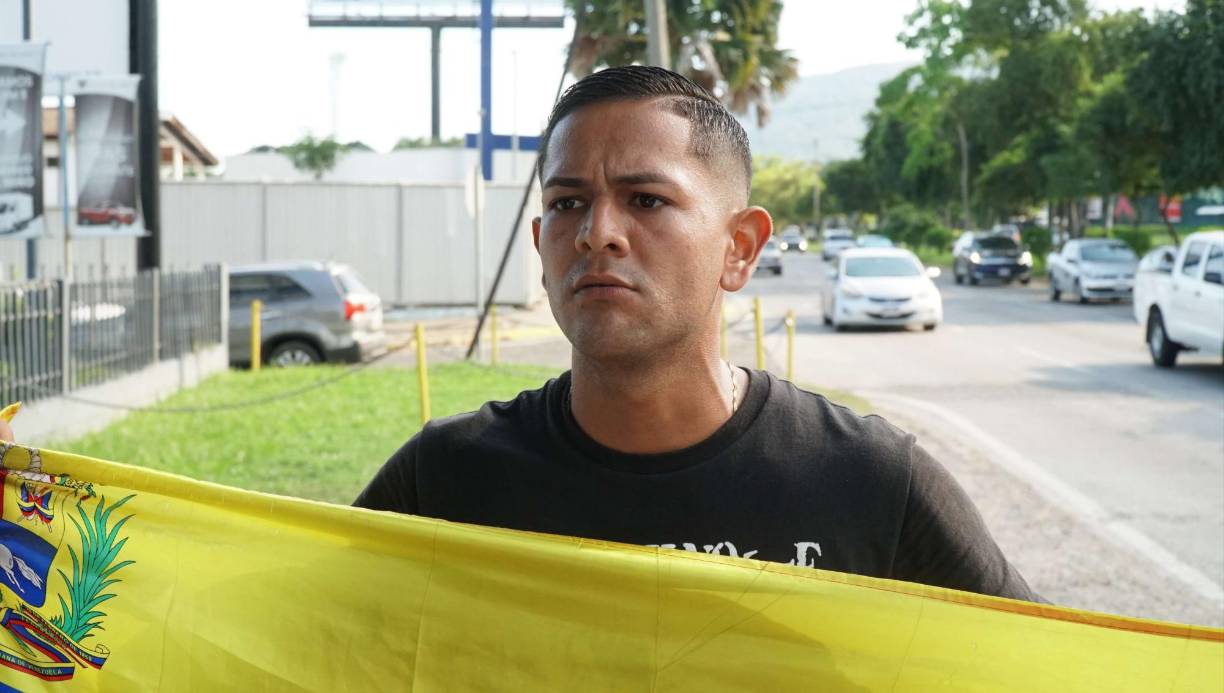 Con sus semblantes evidentemente fatigados por el largo camino suelen pasar extensas jornadas pidiendo dinero a los sampedranos, el cual usan para comprar comida, pagar a diario una pequeña habitación para dormir durante las noches y, si pueden, ahorrar para continuar su camino, ya sea de “subida” o de “bajada”. 