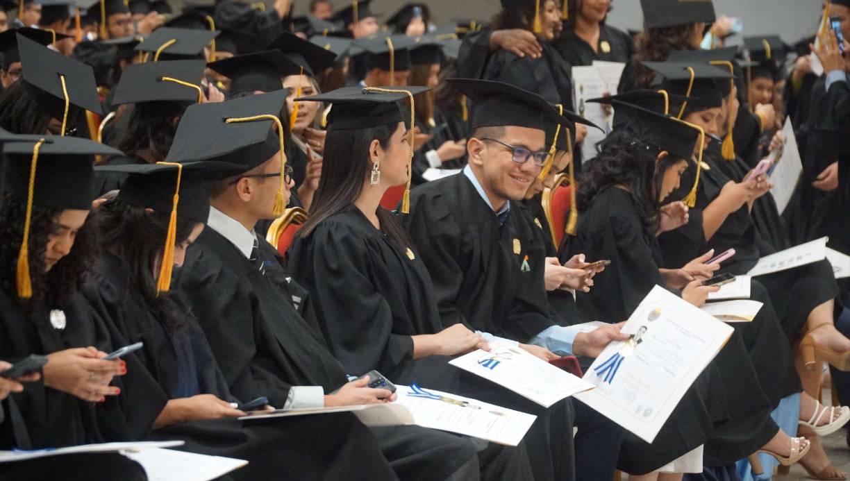 Los exitosos jóvenes llegaron temprano a sus respectivas jornadas, luciendo muy elegantes y sonrientes.