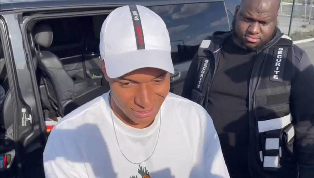 Un día después del anuncio de que no iba a volar a Japón, Mbappé acudió a Poissy para ejercitarse con los jugadores que no participaron del desplazamiento a Asia.