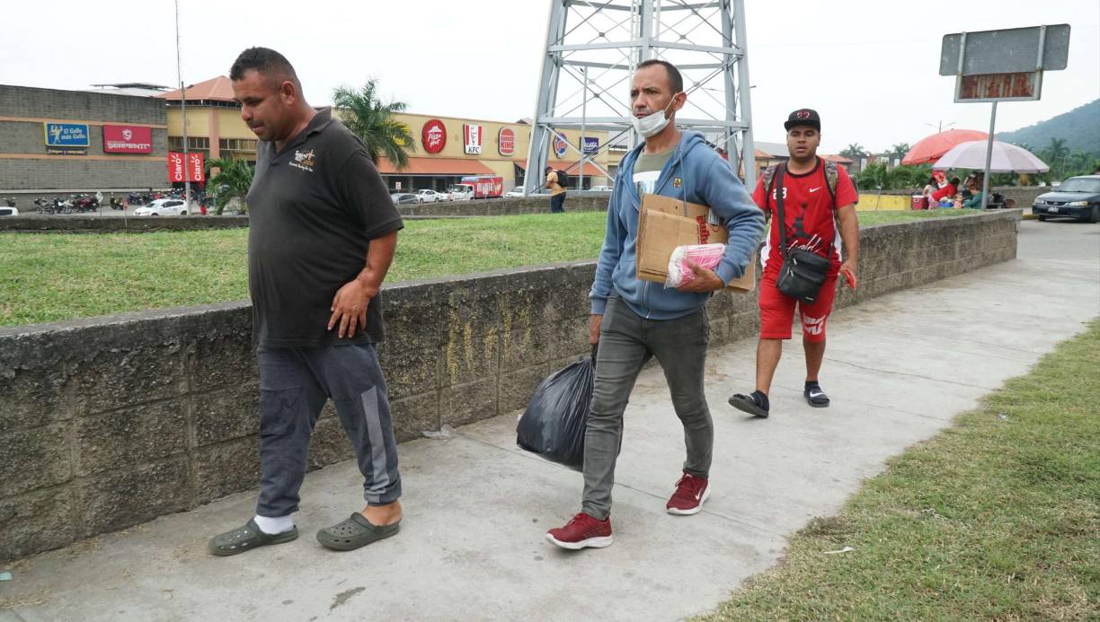 Desde hace unas semanas, los venezolanos son cada vez más notorios en los semáforos y zonas concurridas de ciudades como San Pedro Sula, por lo general en grupo de tres y hasta de 10, apelando a la solidaridad de los hondureños, quienes no dudan en darles, 10, 20, 50 y hasta 500 lempiras para que puedan sostenerse.