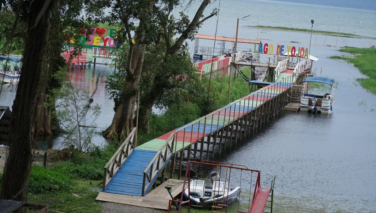 Restaurante Palapa Yojoa: Es un lugar tranquilo y con espacio acondicionado para la diversión de los niños. Muchas familias celebran allí cumpleaños y reuniones. 