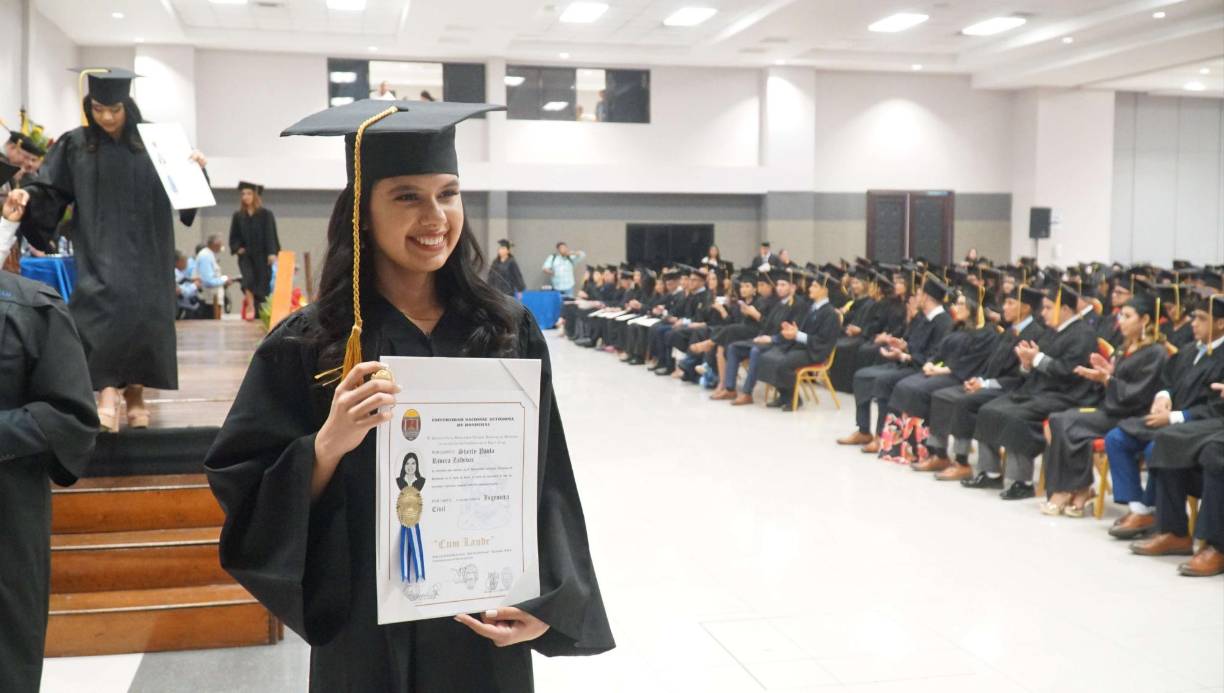 Esta linda jovencita deslumbró con su sonrisa al recibir su título de Ingeniera Civil.