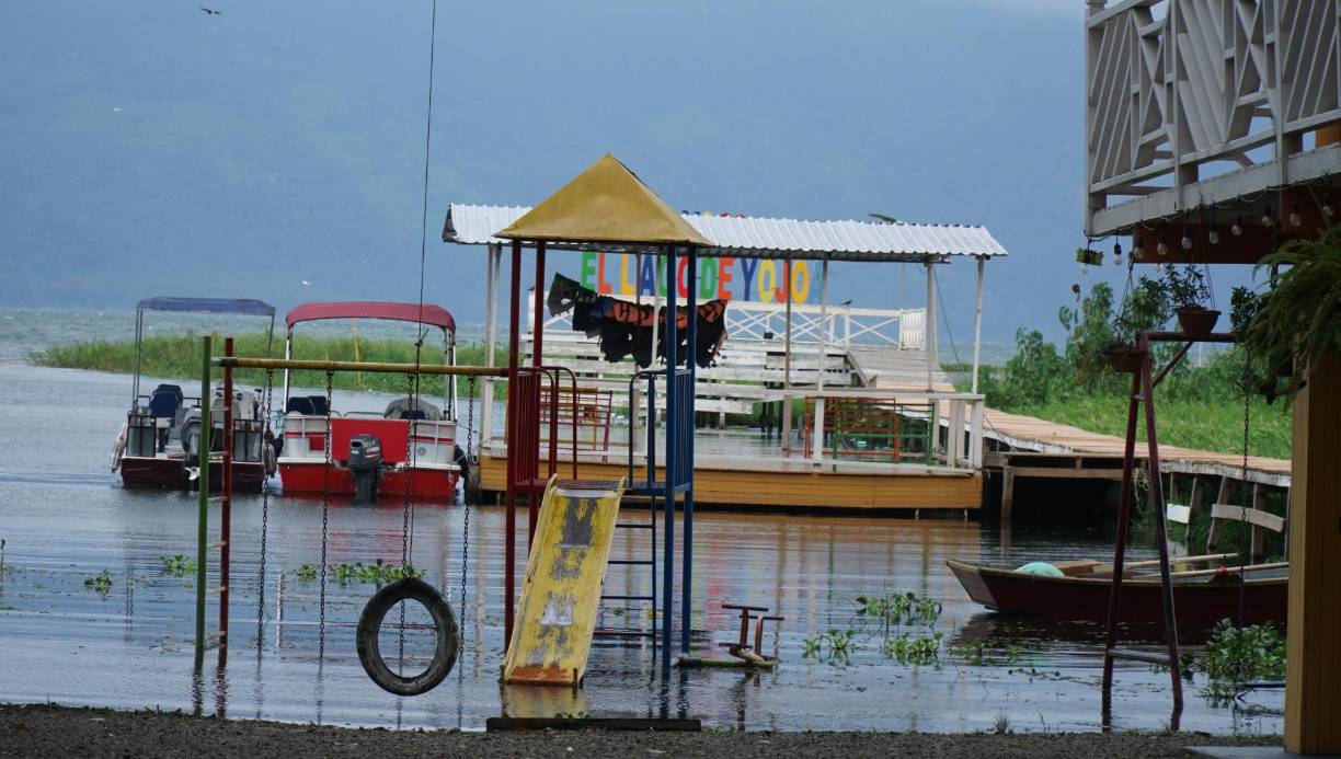 Restaurante The Black Bass: Si lo suyo es comer casi al aire libre y respiras aire fresco mientras los niños juegan, este es el lugar indicado.