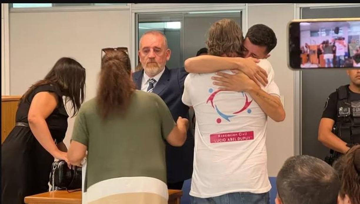 Christian Dupuy celebra al escuchar la declaración de culpabilidad de la Magdalena y Abigaíl.