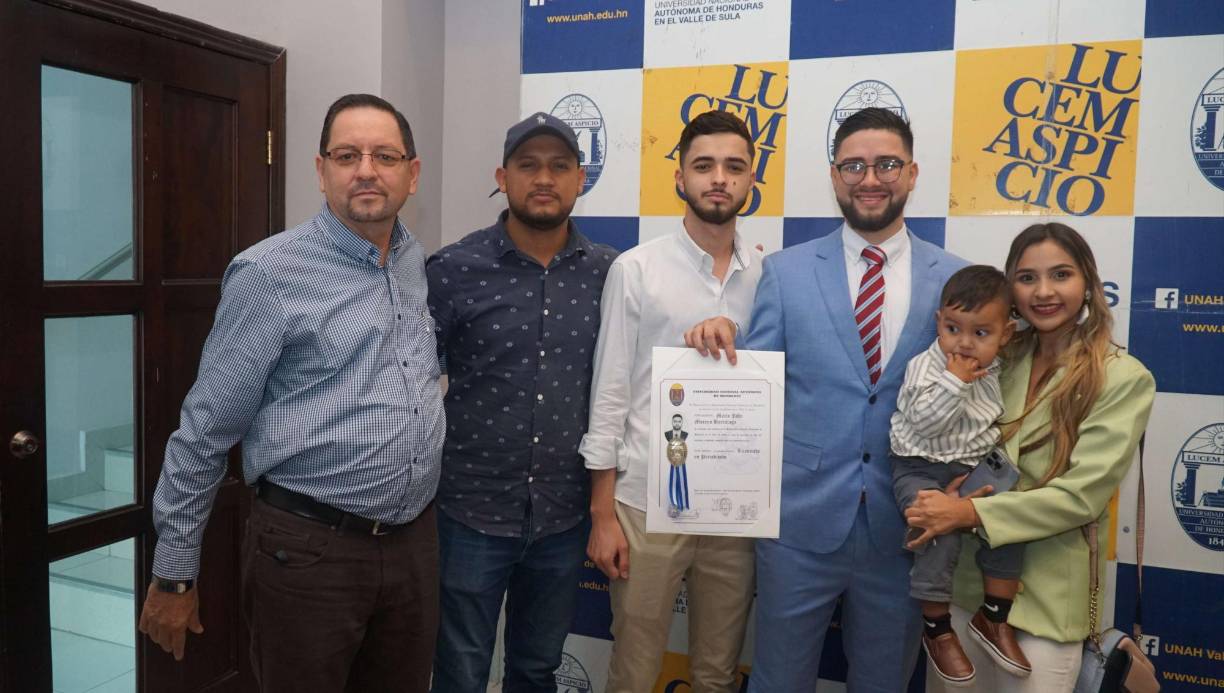 El periodista Jafeth Moreno posando junto a sus familiares