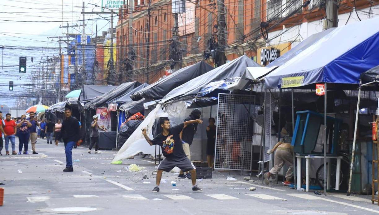Pero los ánimos se caldearon a esos de las 11:00 am y duró unos quince minutos. El alcalde y los vendedores acordaron reunirse este jueves en la mañana.
