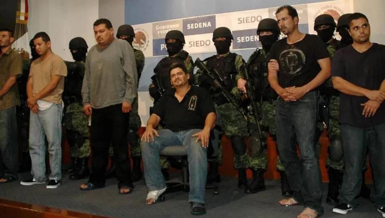 En su testimonio, narró su relación con ‘El Menchito’ y su padre, revelando detalles sobre sus actividades criminales y confesando que temía colaborar con las autoridades estadounidenses debido a la situación que enfrentaba su familia en México.