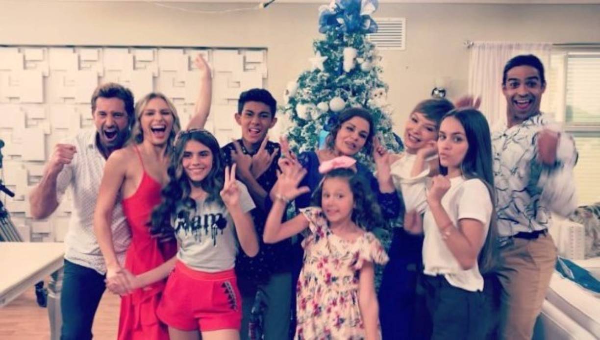 Gabriel Soto celebrará junto a su novia Irina Baeva, con quien está grabando 'Soltero con hijas'.