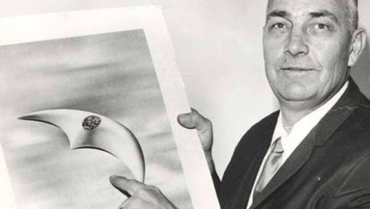 KENNETH ARNOLD (1947)<br/>Kenneth Arnold, un piloto civil, afirmó haber visto, el 24 de junio de 1947, hasta 9 objetos inusuales, volando en formación cerca del Monte Rainier estado de Washigton, en el noroeste de Estados Unidos. Su descripción del vuelo de los objetos, (“como platillos lanzados al agua”), dio origen al término “platillo volador” para referirse a esta clase de objetos. El avistamiento de Arnold se considera como el comienzo del fenómeno moderno en torno a los ovnis.<br/>