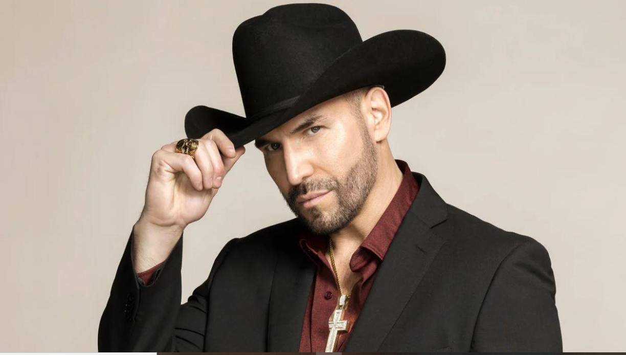 El actor Rafael Amaya ya no esconde su romance con Maritza Ramos, quien además de ser un soporte para salir de sus adicciones también es su manager. 