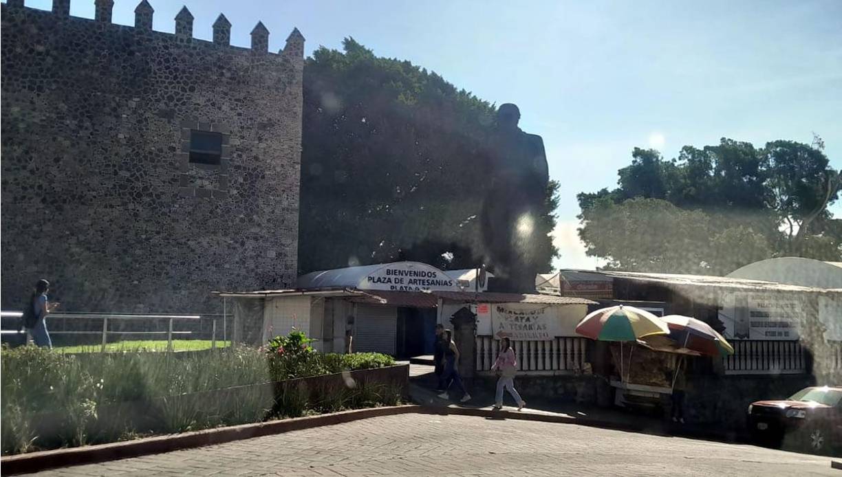 La ciudad tiene mucha historia y en sus callejos empedrados en el centro histórico se encuentra el Palacio de Cortés, un castillo amurallado de la época de la conquista donde vivió el conquistador español, Hernán Cortés, curiosamente, el mismo que fundó la ciudad de San Pedro Sula en Honduras en esos siglos de oscuridad.