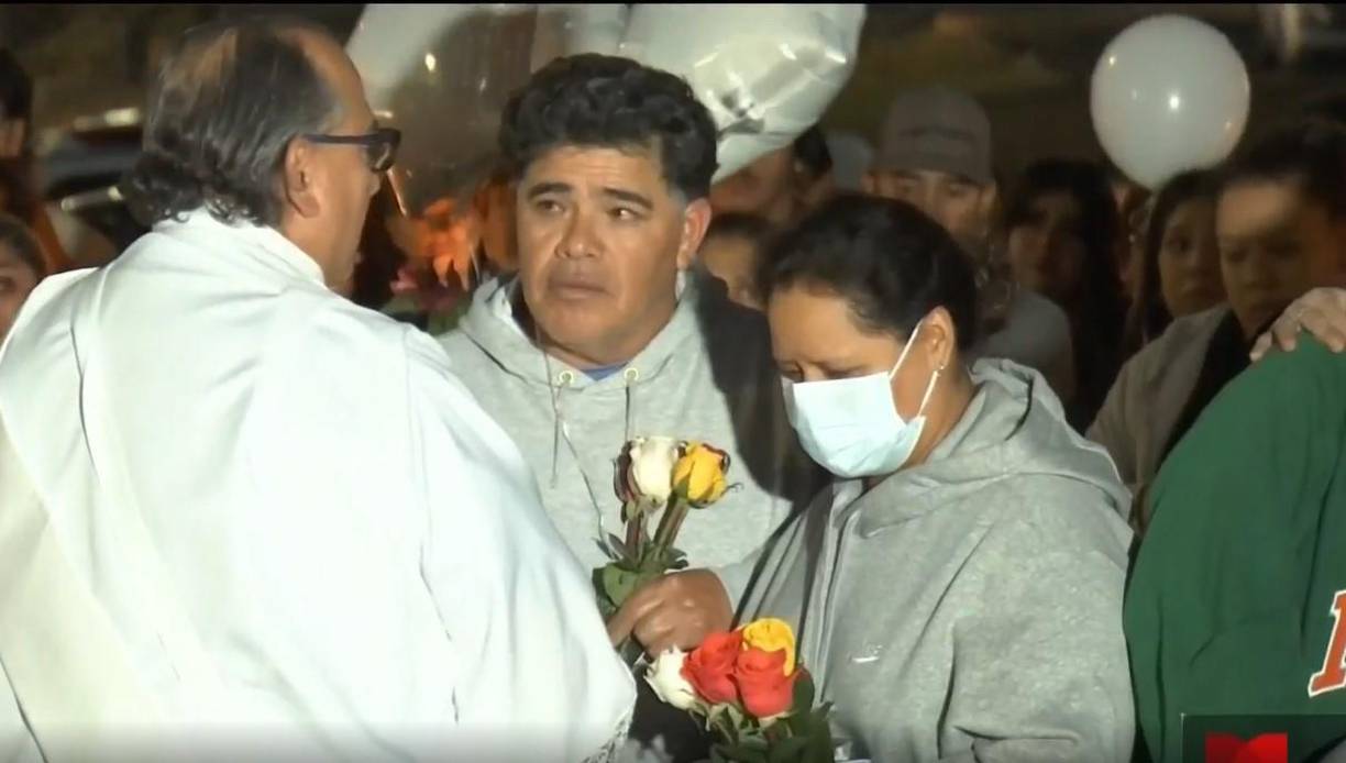Los padres de las víctimas mortales y amigos realizaron una la vigilia. El momento más doloroso de la noche fue cuando la madre se acercó a la ofrenda creada en el lugar y en medio de los escombros que aún se encuentran en el suelo, encontró los que dijo eran los lentes de uno de sus hijos. 