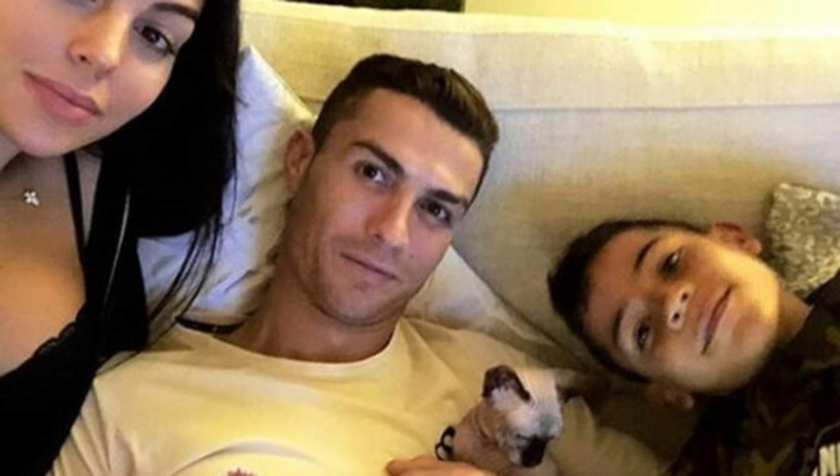 Cristiano y Georgina mostraro su reciente mascota. Un gato de raza “Sphynx” o conocido como “gato esfinge”, un felino que se caracteriza por su aparente ausencia de pelaje, aunque su piel está cubierta por una capa de vello fino y corto.