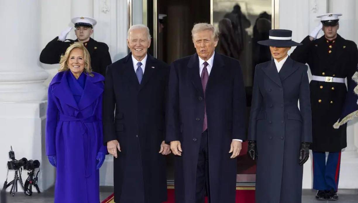 Joe y Jill Biden junto a Donald y Melania Trump, los cuatro lucieron trajes muy formales y elegantes, coincidiendo en el azul pero diferentes tonos. 
