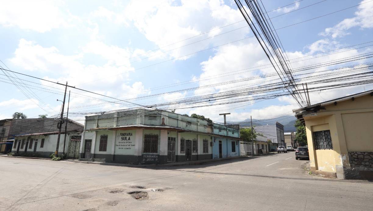 La historia del barrio Paz Barahona se remonta a 1925. En esta zona se encuentra el Cementerio General que data desde 1876, ahí se encuentran tumbas de diferentes personajes como el expresidente Miguel Paz Barahona, así como ciudadanos árabes, judíos y palestinos que poblaron la antigua San Pedro Sula.