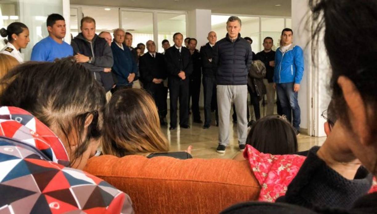 El presidente de Argentina, Mauricio Macri, visitó ayer a los familiares de los 44 tripulantes del submarino de la Armada ARA San Juan.