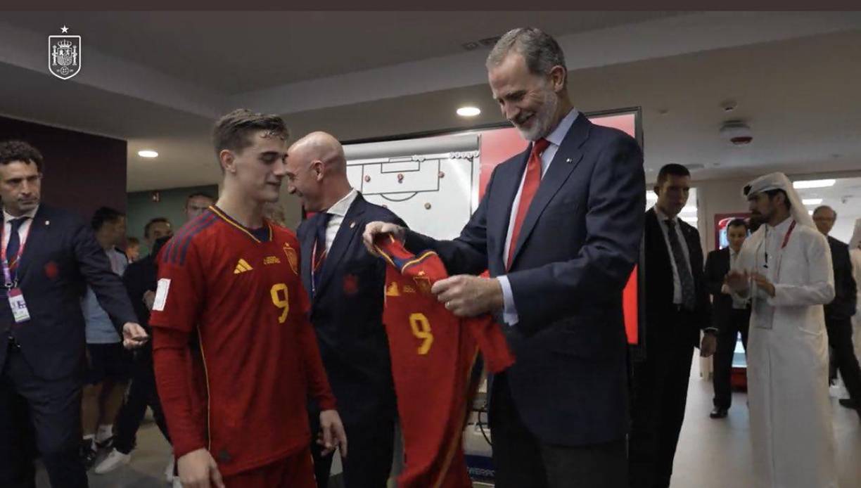 Gavi, a sus 18 años tiene encantados a todos en España cuando le obsequiaba la camiseta al Rey se volvió viral.