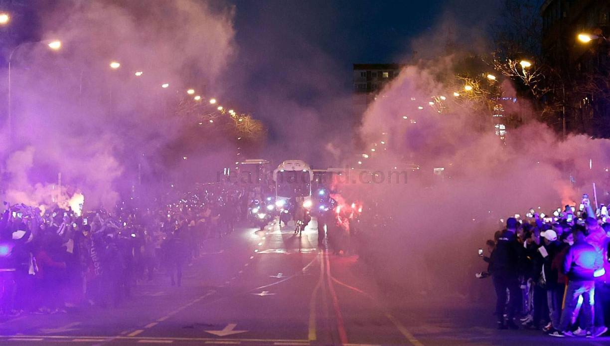 Espectacular recibimiento de los aficionados madridistas a su equipo.