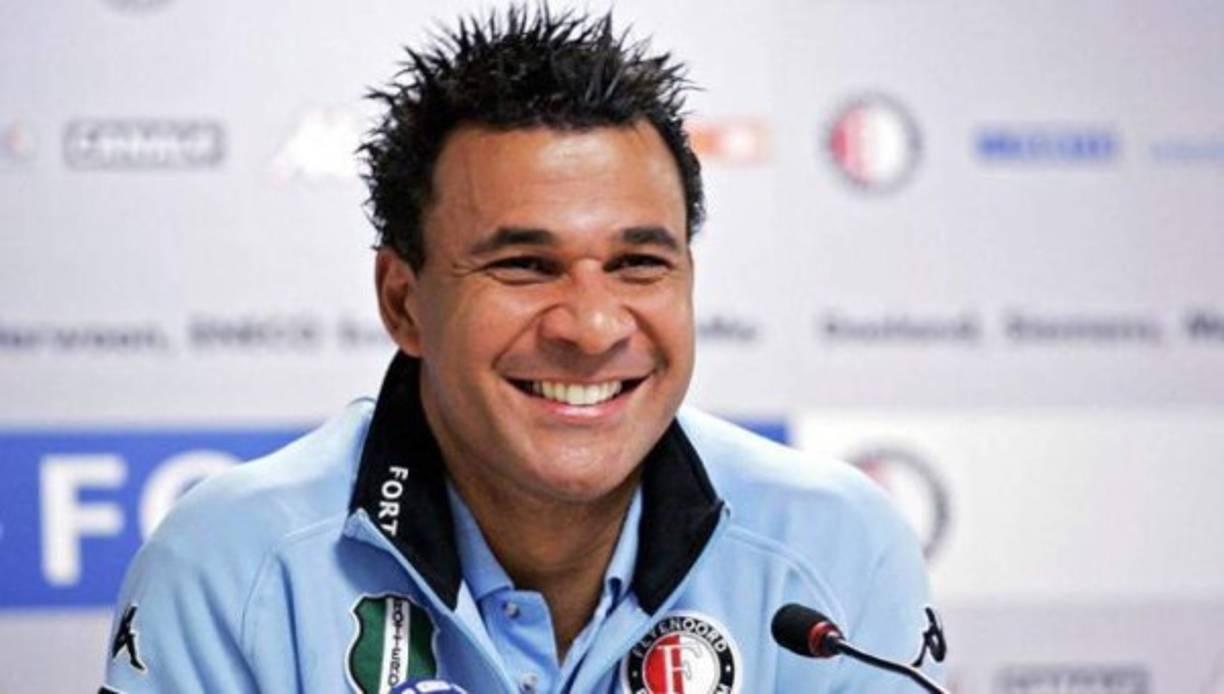 Ruud Gullit. El gran centrocampista holandés lo ganó todo con el Milán, PSV y Feyenoord. Gullit era considerado en su momento como uno de los grandes futoblistas del planeta, y en 1987 fue nombrado mejor jugador del mundo. Tras su retiro en el Chelsea en 1998, Gullit ha dirigido varios equipos sin mucho éxito. En 13 años como Mister de un club, Ruud unicamente ganó 1 trofeo y desde el 2011, se encuentra desempleado.