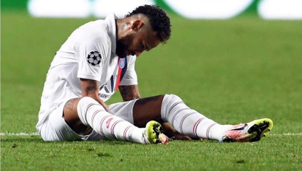El lamento de Neymar en el césped del estadio Da Luz de Lisboa.
