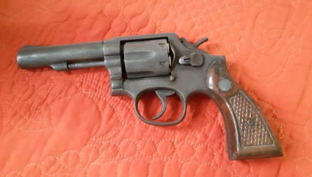 Agentes del Departamento de Procesamiento de Escena del Crimen analizarán las armas decomisadas.