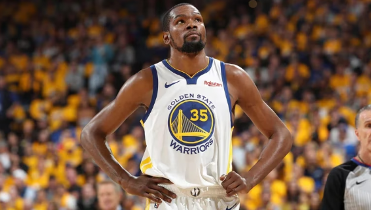 10) Kevin Durant (Baloncesto): El jugador de los Phoenix Suns alcanza los 89,1 millones de dólares y es el primer basquetbolista de la NBA que aparece en la lista.
