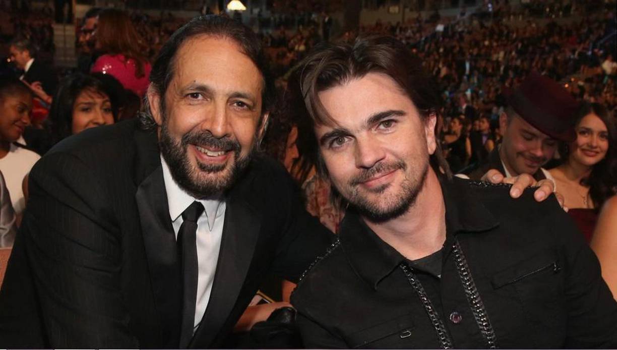 “Hablar de Juanes es narrar parte de la historia de la música en Latinoamérica y el mundo”, explica el dominicano Juan Luis Guerra en el prólogo del libro editado por Aguilar, sello de Penguin Random House, y alaba su capacidad “de mezclar sus raíces con el rock y otros géneros musicales de una forma impresionante”.
