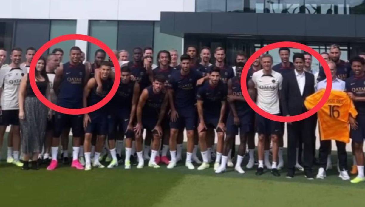 Mbappé figura en la instantánea, aunque situado en un extremo de la misma, muy alejado de los pesos pesados del equipo y del propio Al-Khelaifi, con el que debe sentarse a negociar para una posible renovación hasta 2025 o para pactar una salida este mismo verano.