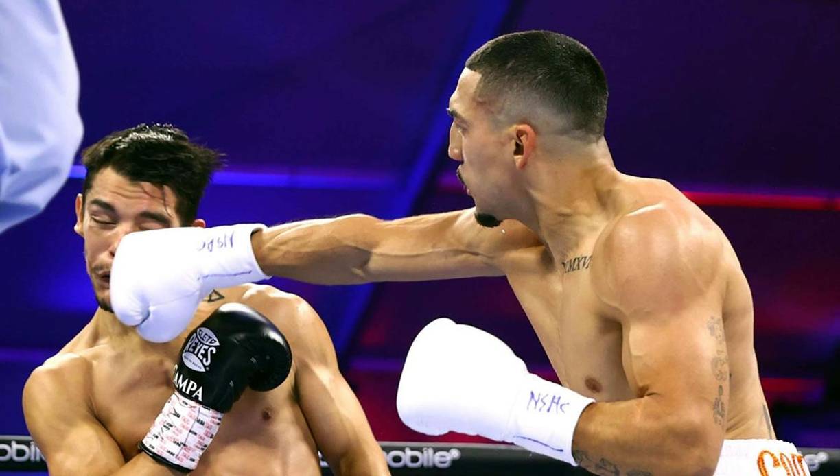 Uno de los golpes de derecha que impactó el hondureño al rostro de Pedro Campa.