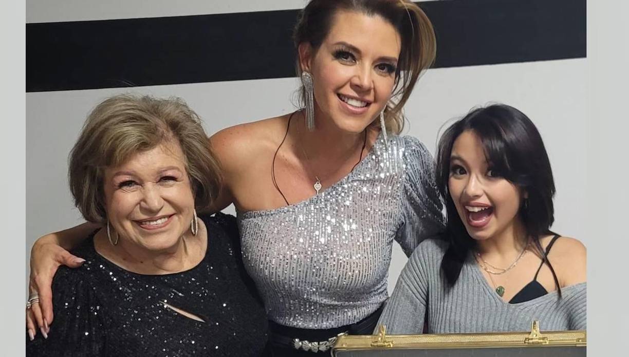 Alicia junto a su madre y su hija el día que ganó el primer lugar en “La casa de los famosos”. 