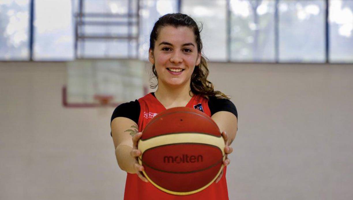 La basquetbolista trabaja en las oficinas del Ministerio del Medio Ambiente, cargo que ocupa desde antes de conocer al Mandatario, según medios locales.