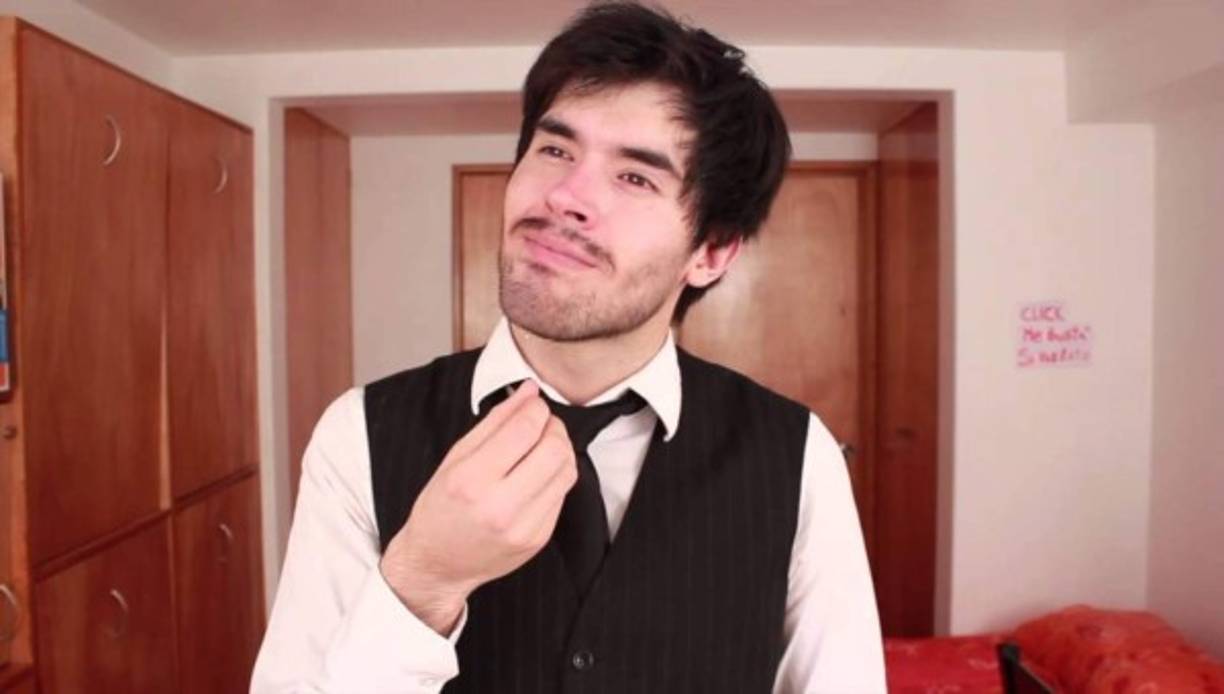 Además de ser youtuber, es cantante, comediante y videoproductor.