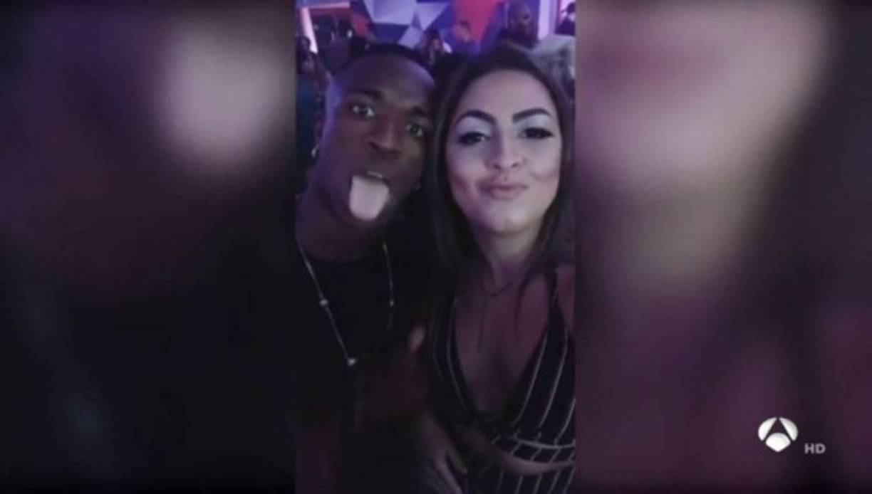Vinicius fue captado con bellas mujeres en la fiesta anticipada de su cumpleaños.