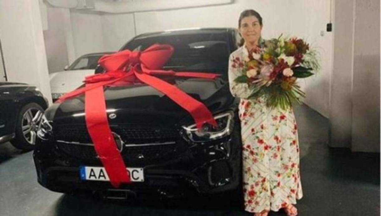 Cristiano Ronaldo le obsequió a su madre nada más y nada menos que un espectacular vehículo Mercedes Benz que fue decorado con un moño rojo gigante.