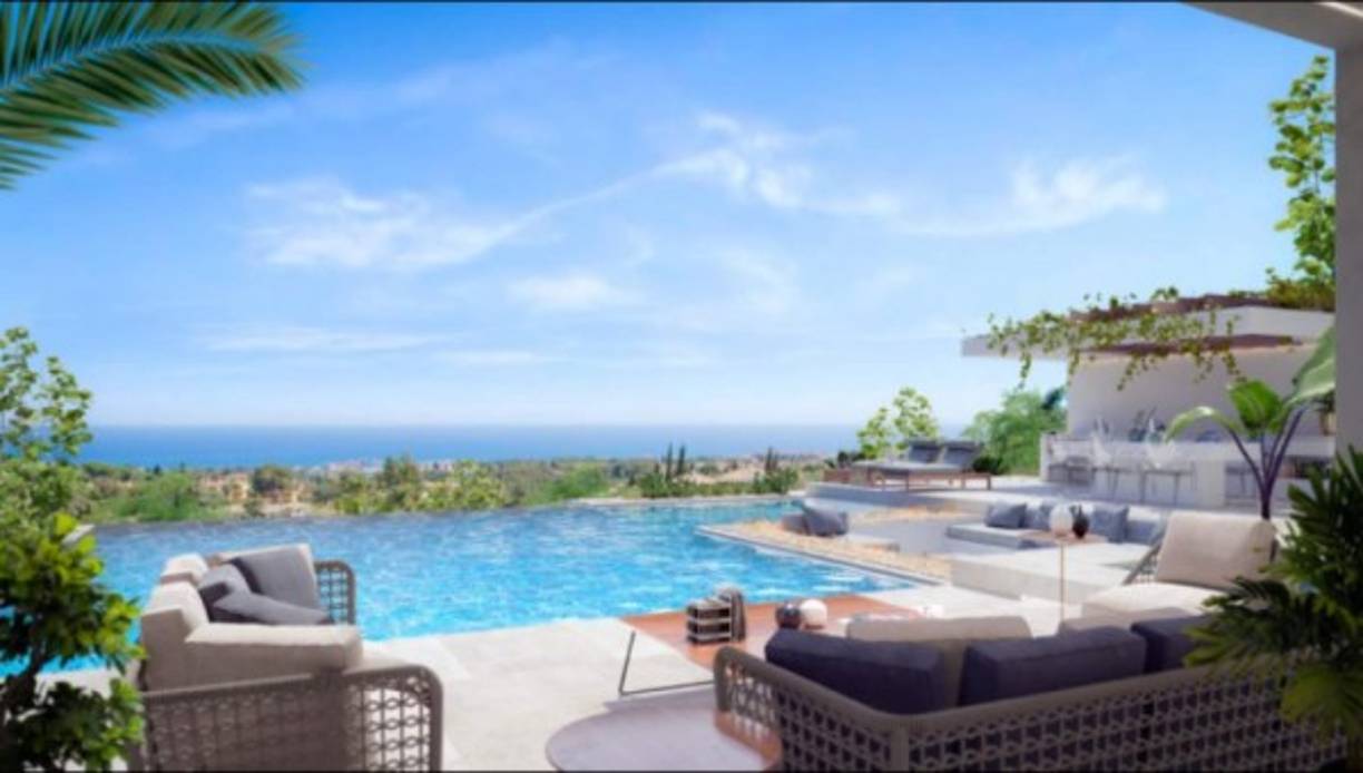 Una enorme piscina, jacuzzi y lujosos baños hay en la vivienda.