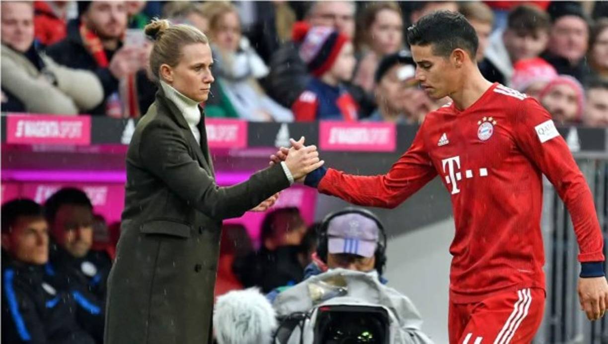 Kathleen Krüger saludando a James Rodríguez.