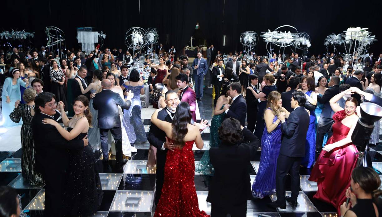 Los seniors bailaron el vals junto a sus papás