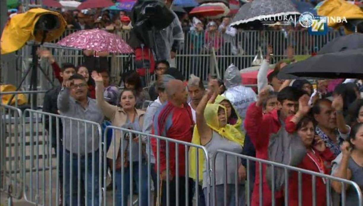 Miles de personas recibieron hoy bajo la lluvia, con cánticos, gritos y lágrimas, las cenizas del cantautor Juan Gabriel en el Palacio de Bellas Artes de Ciudad de México, lugar escogido para el homenaje al 'Divo de Juárez', fallecido hace ocho días.<br/><br/>
