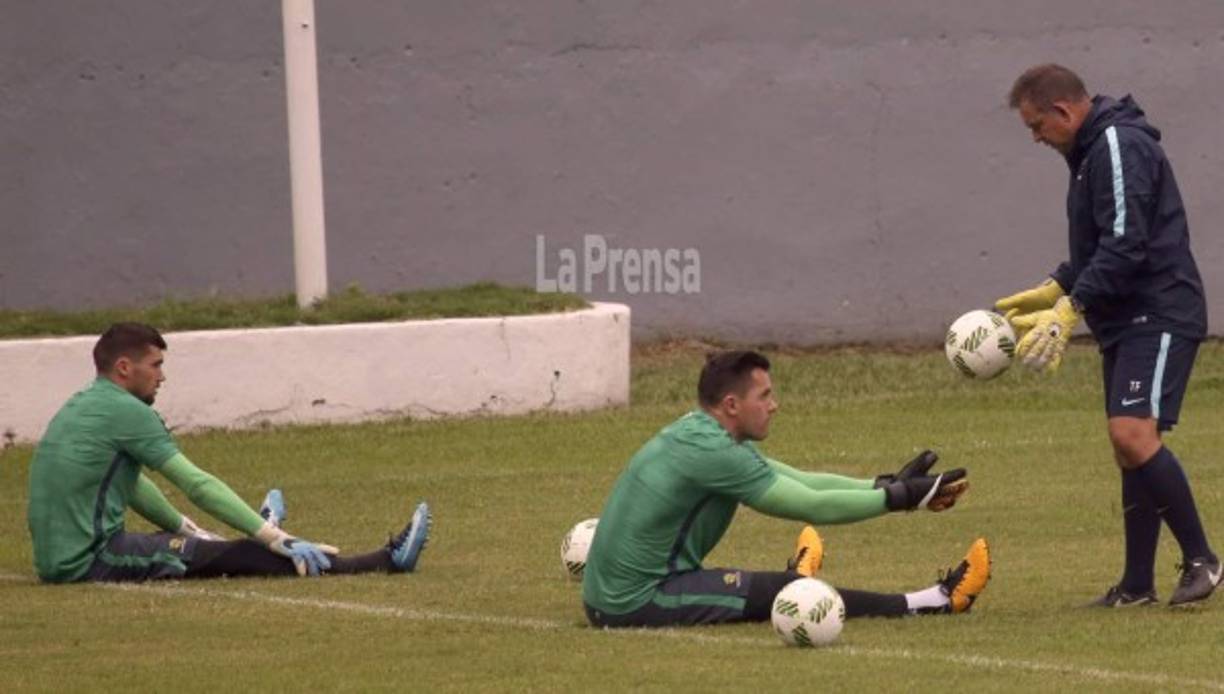Los porteros de Australia en el entrenamiento.