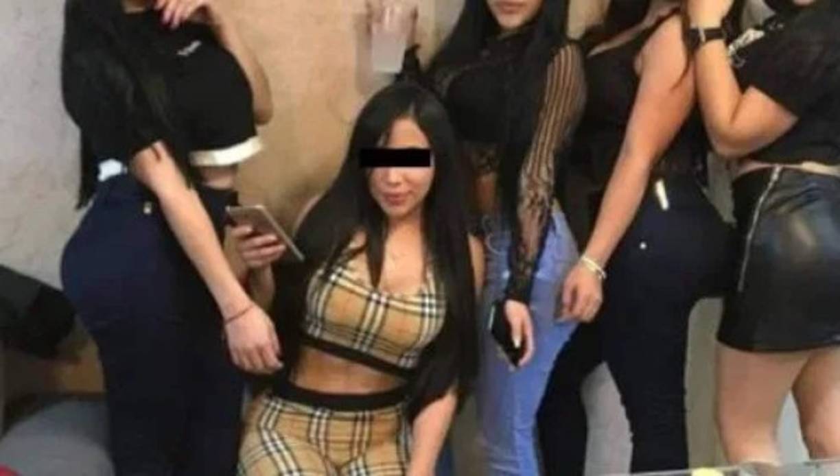 Los agentes lo capturaron junto a tres hombres y dos mujeres. Karina Itzel Morales, conocida como Karina Malabuena, y Alejandra Ramírez.