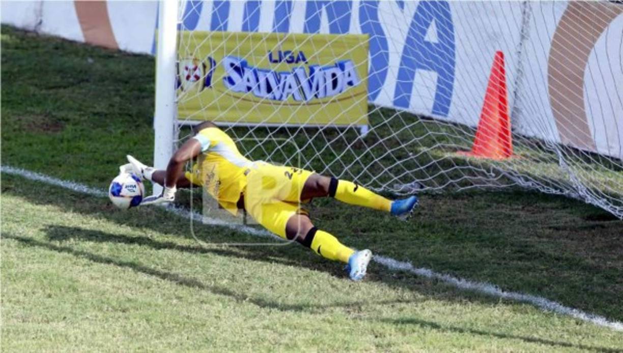 Luis 'Buba' López detuvo de gran manera el penal que lanzó Allan Banegas.