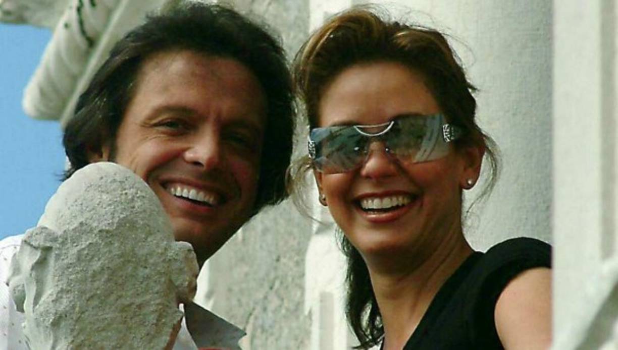 La historia de amor empezó cuando la periodista y el cantante se conocieron en el 2000, durante una entrevista que ella le hizo con motivo del lanzamiento de su disco Amarte es un placer. Tres años después empezaron una relación. Ella hizo a un lado su carrera para dedicarse a su nuevo compañero. La ruptura sucedió a principios de 2005, ya que la relación se deterioró.