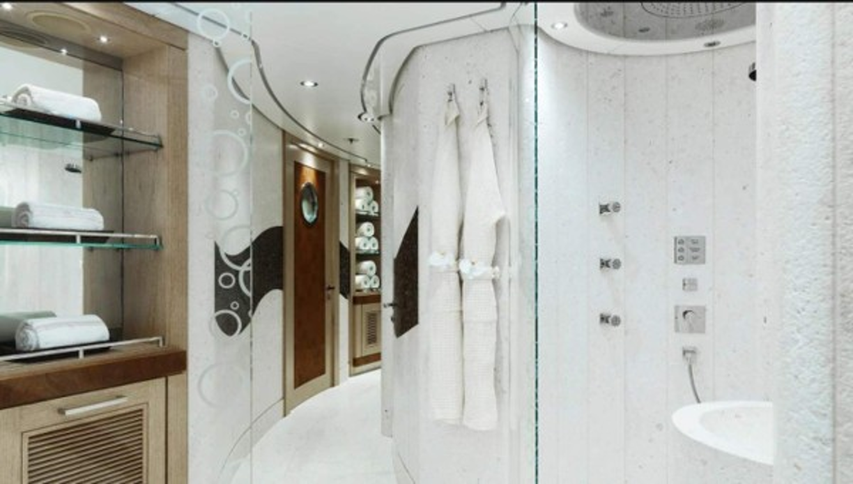 Interior del lujoso baño también cuenta con finos acabados.