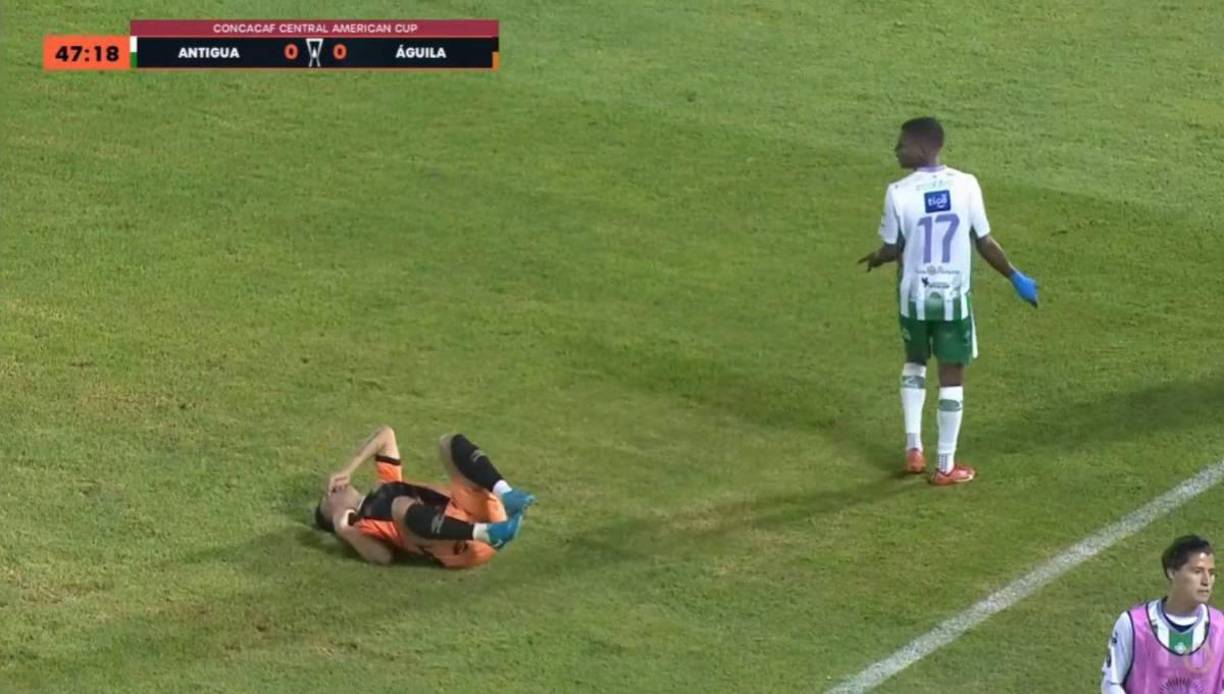 En el minuto 47’ del partido, se pudo presenciar que Robinson Flores del Antigua de Guatemala está con la camiseta 17’.
