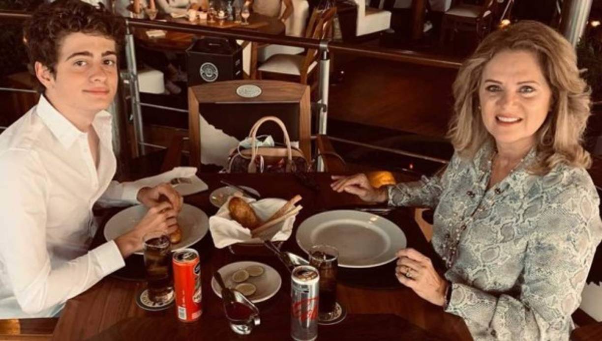 Erika Buenfil dijo que está en muy buenos términos con la televisora a pesar de haber perdido su exclusividad hace algún tiempo. <br/>En la imagen con su hijo Nicolás.