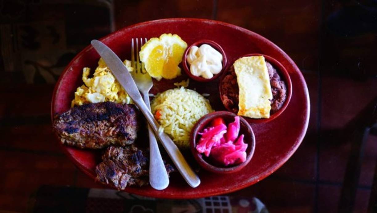 La comida tipica de Copan es una mezcla de sabores criollos con toques españoles y modernos, pero que juntos hacen una perfecta combinación que es capaz de satisfacer hasta los gustos mas exigentes.<br/><br/>